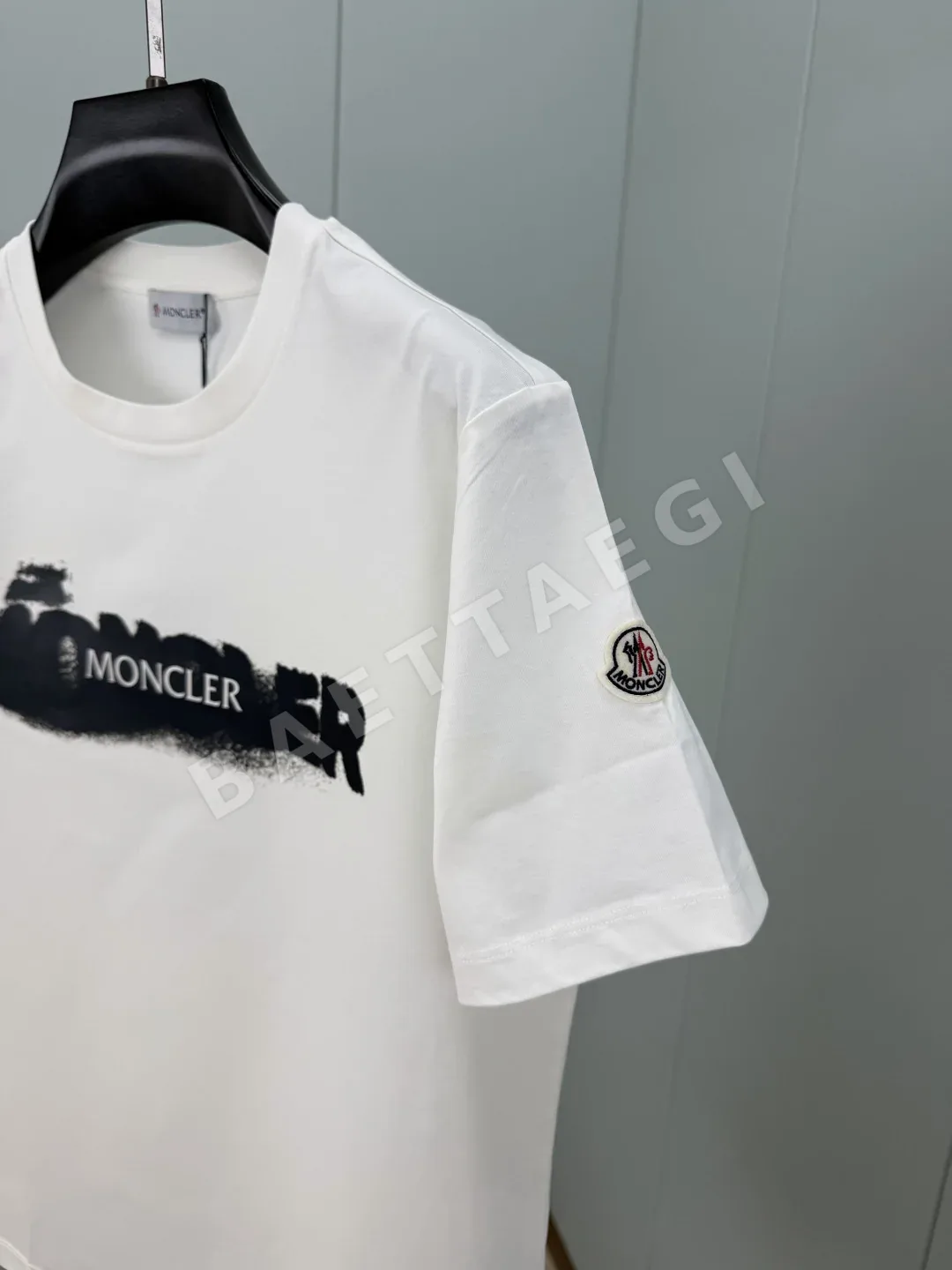 몽클레르 프린트 자수 로고 반팔 티셔츠 상세 이미지 6