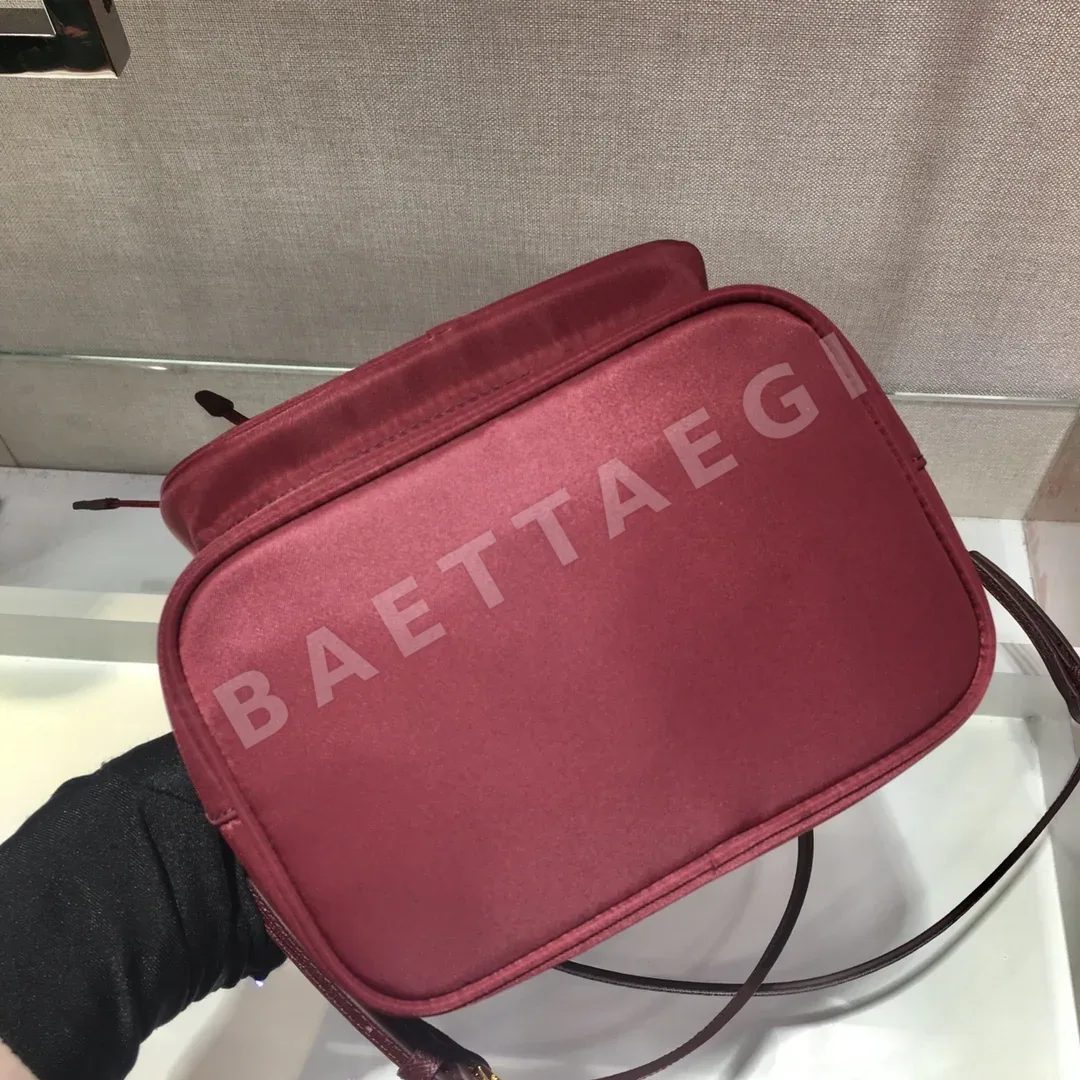 프라다 나일론 크로스백 1BH038 상세 이미지 7