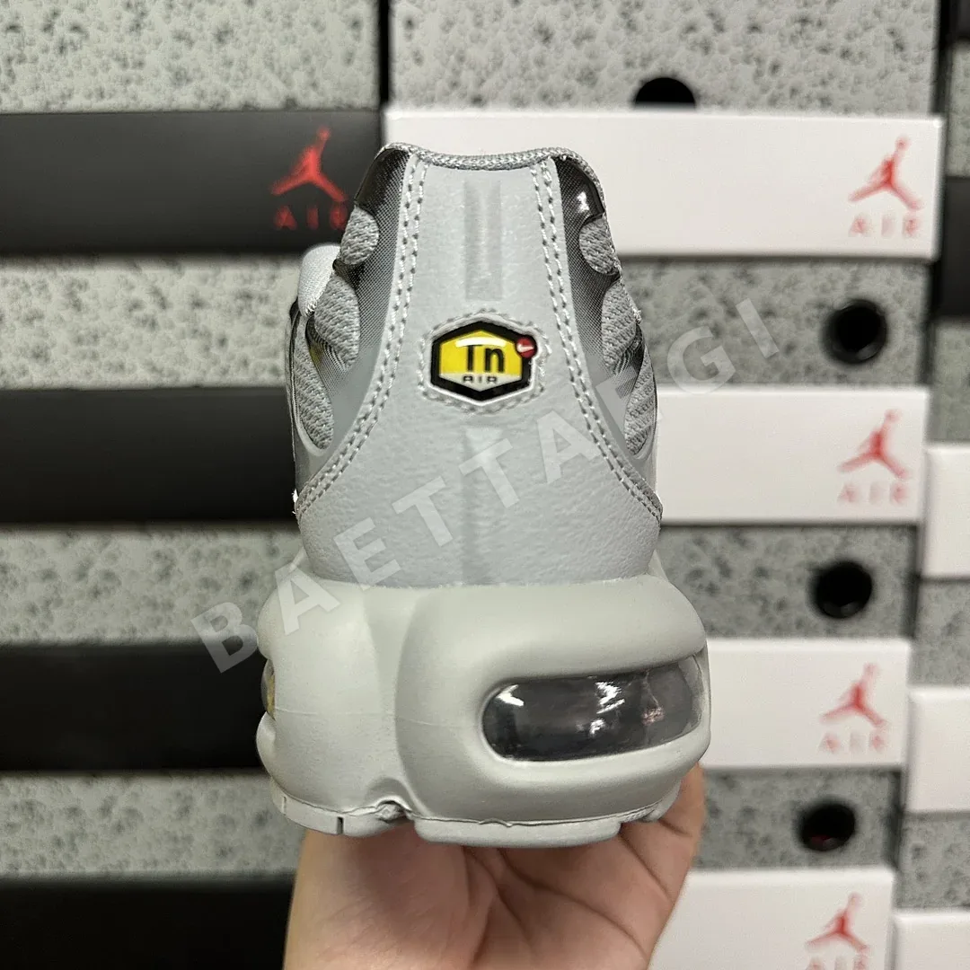 나이키 [DF] 에어 맥스 플러스 852630-021 201070 Nike Air Max Plus Wolf Grey 상세 이미지 2