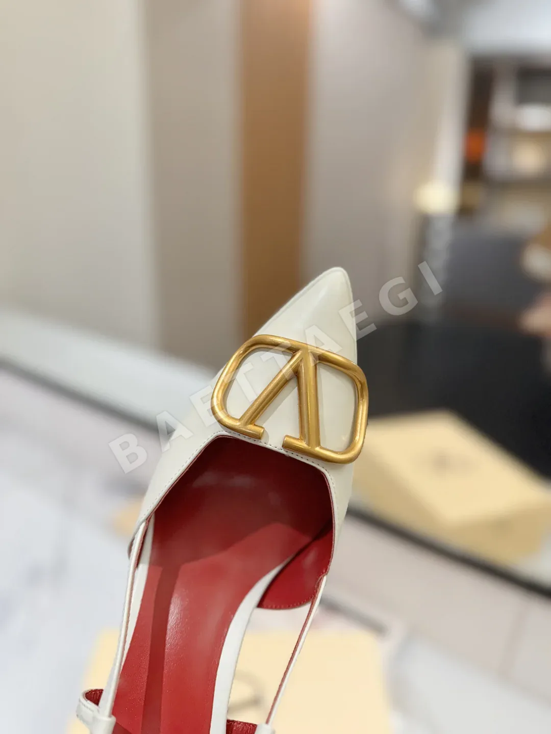 발렌티노 V 버클 뾰족코 샌들 상세 이미지 6