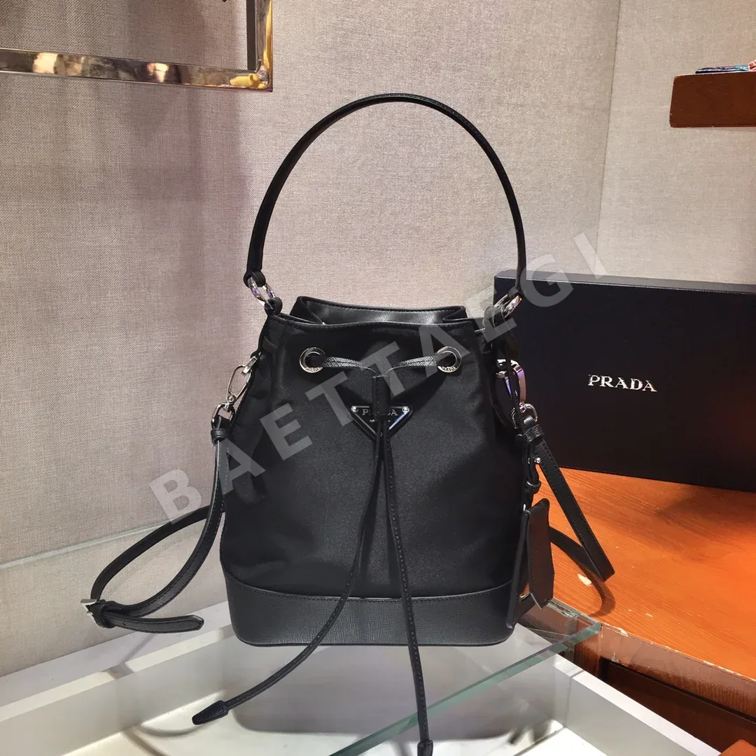 프라다 나일론 버킷백 1BE055