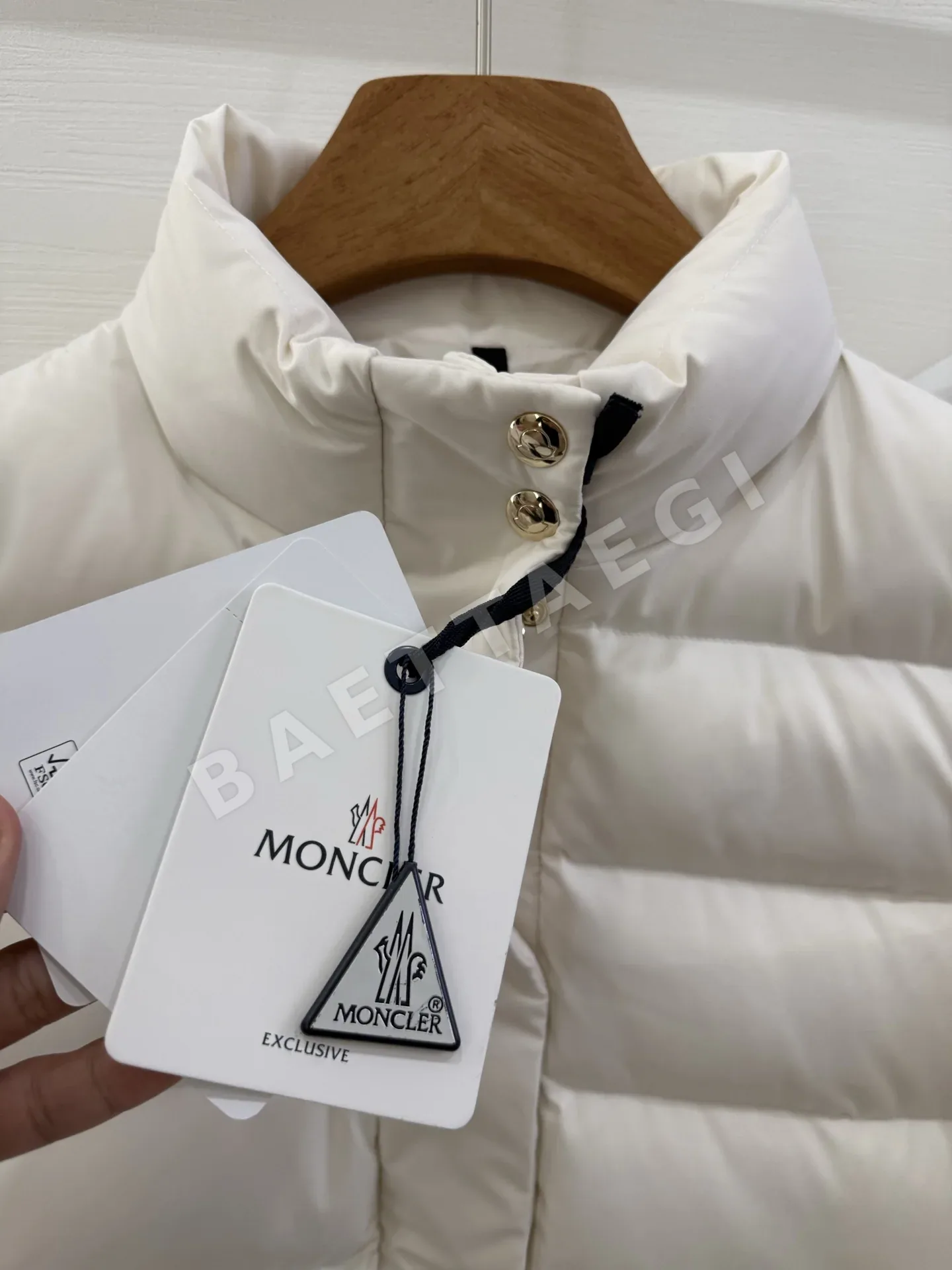 몽클레르 베셋(Bessette) 여성용 쇼트 다운 재킷 상세 이미지 3