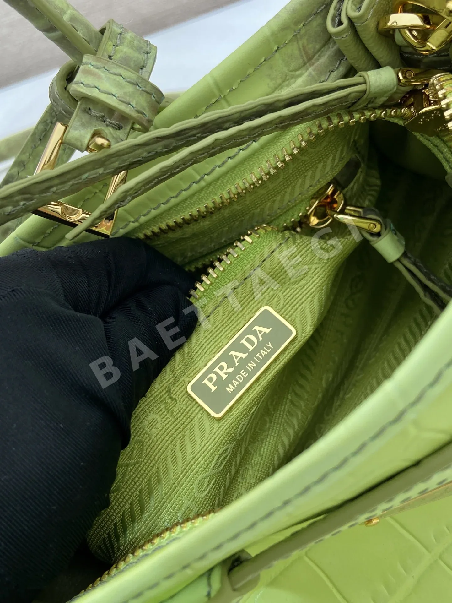 프라다 크로커다일 엠보 미니 크로스바디 가방 1BA486 상세 이미지 9