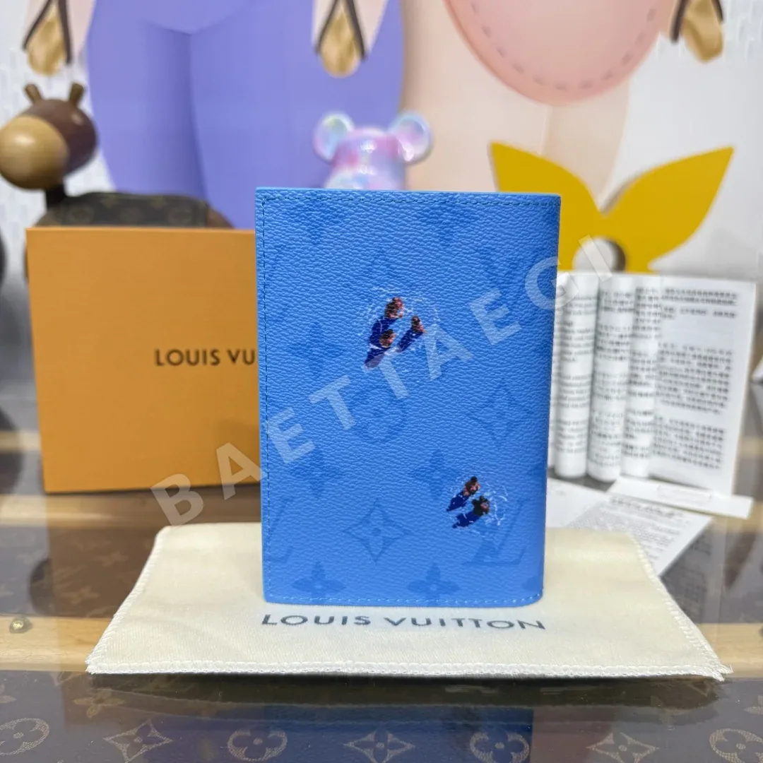 루이비통 모노그램 캔버스 컬러 플라워 패턴 여권지갑 상세 이미지 3
