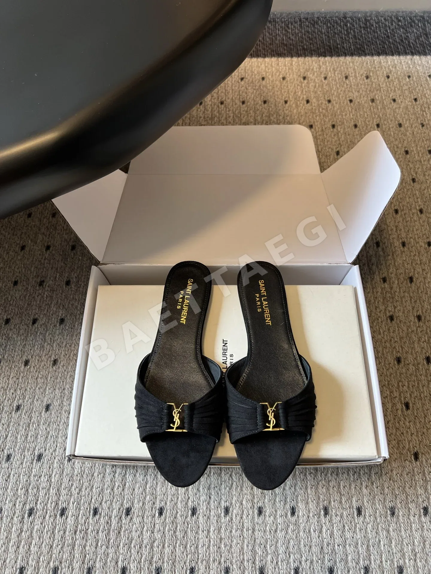생로랑 플리츠 YSL 버클 플랫 샌들 75022