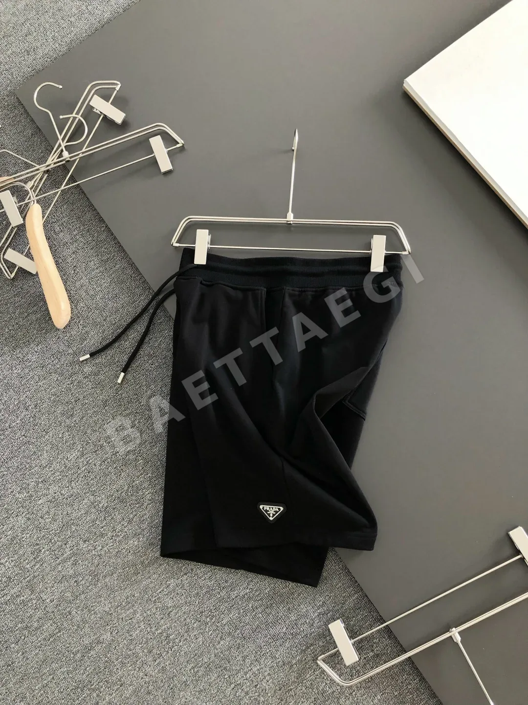 프라다 자수 로고 스트레이트 남성 반바지 상세 이미지 2