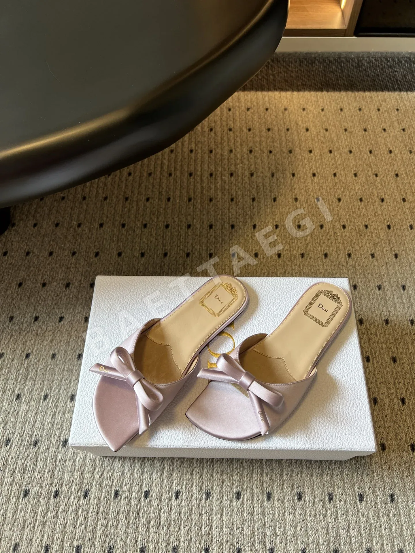 디올 리본 장식 스퀘어토 플랫 샌들 상세 이미지 2