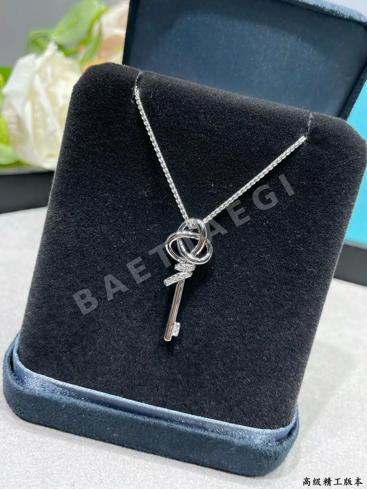 티파니 18K 골드 다이아몬드 T 노트 키 목걸이 상세 이미지 2