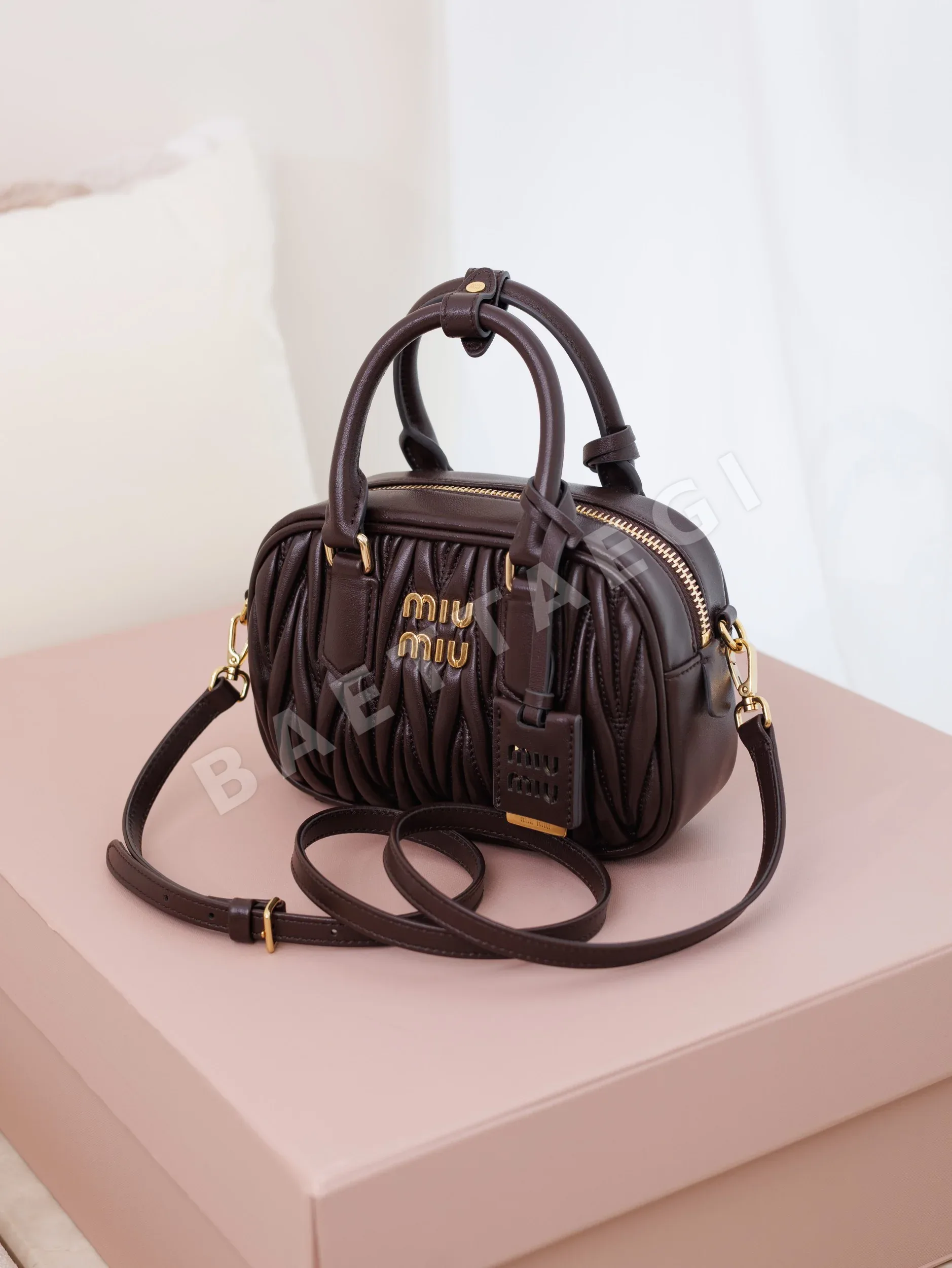 미우미우 아카디 미니 램스킨 볼링백 상세 이미지 9