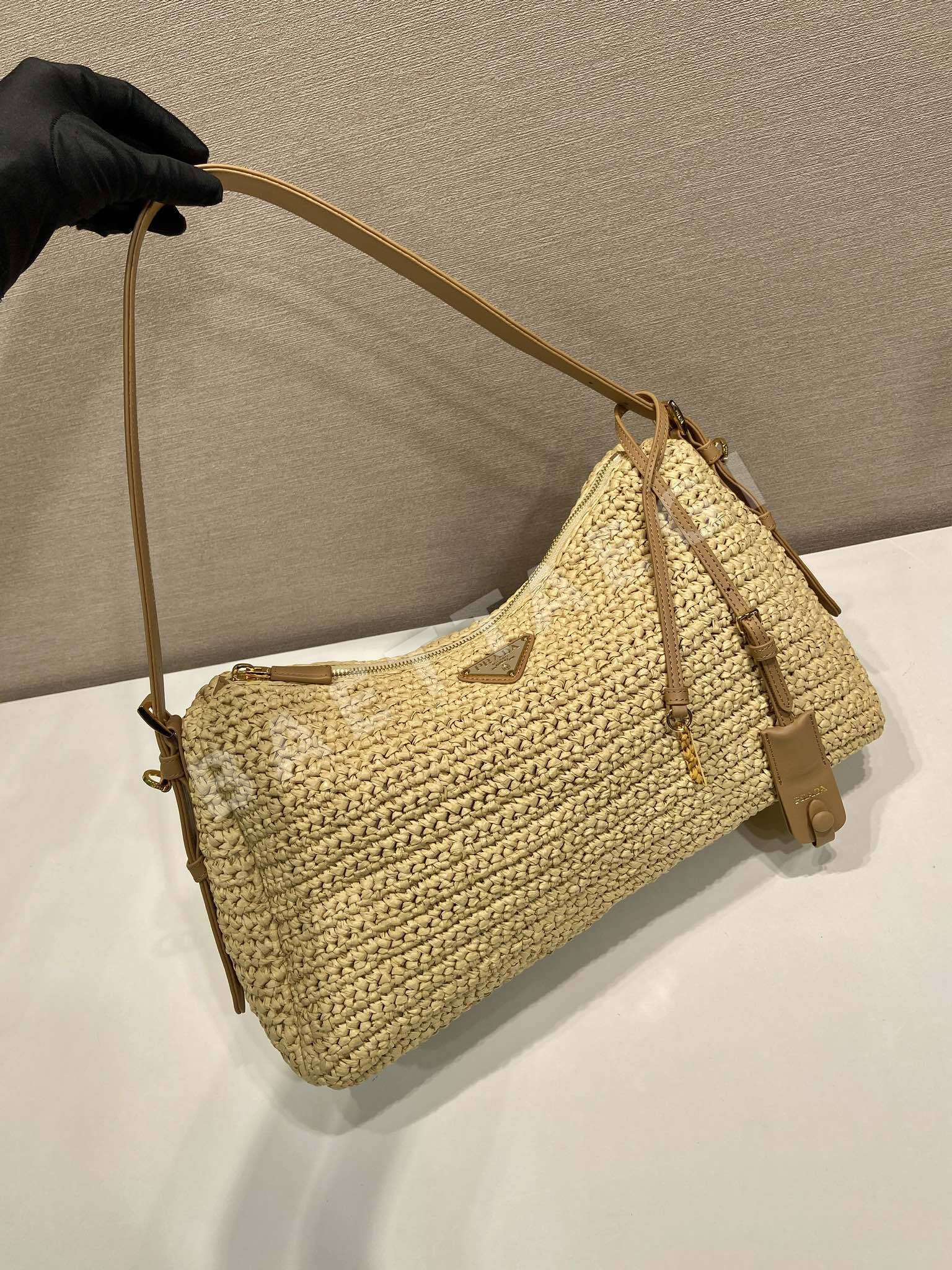 프라다 1BC246 라지 숄더백 상세 이미지 3