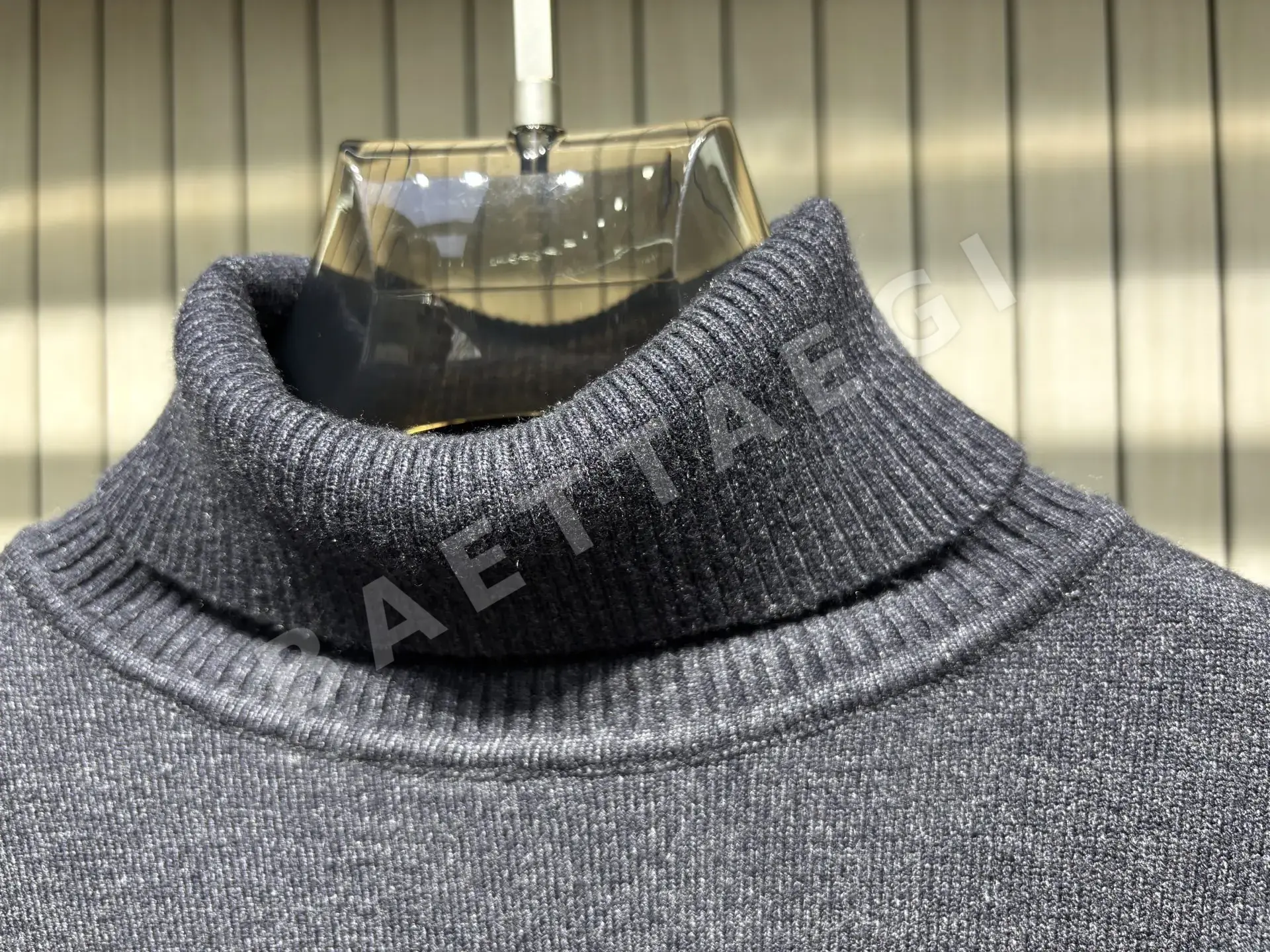 스톤아일랜드 클래식 배지 노슬리브 터틀넥 니트 상세 이미지 9