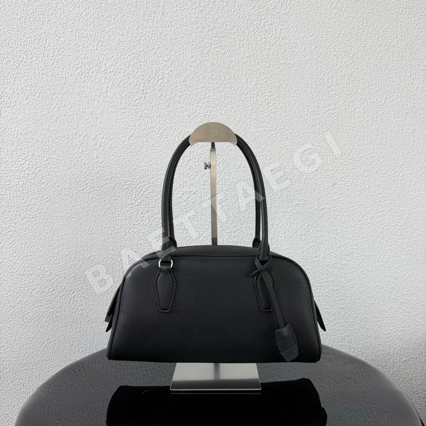 더로우 페블드 가죽 미니 볼링백 상세 이미지 2