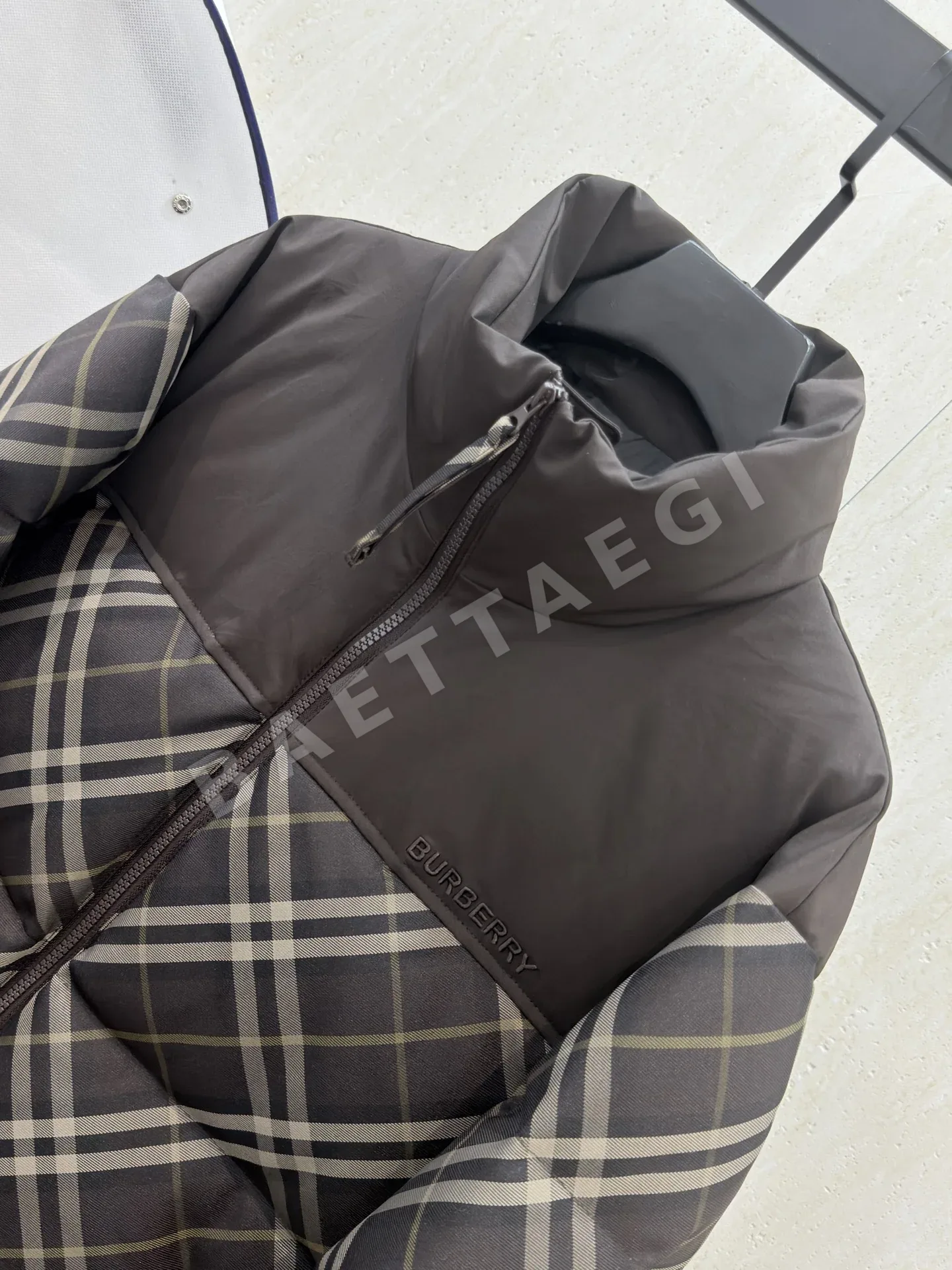 버버리 남성 화이트 덕다운 패딩 상세 이미지 7