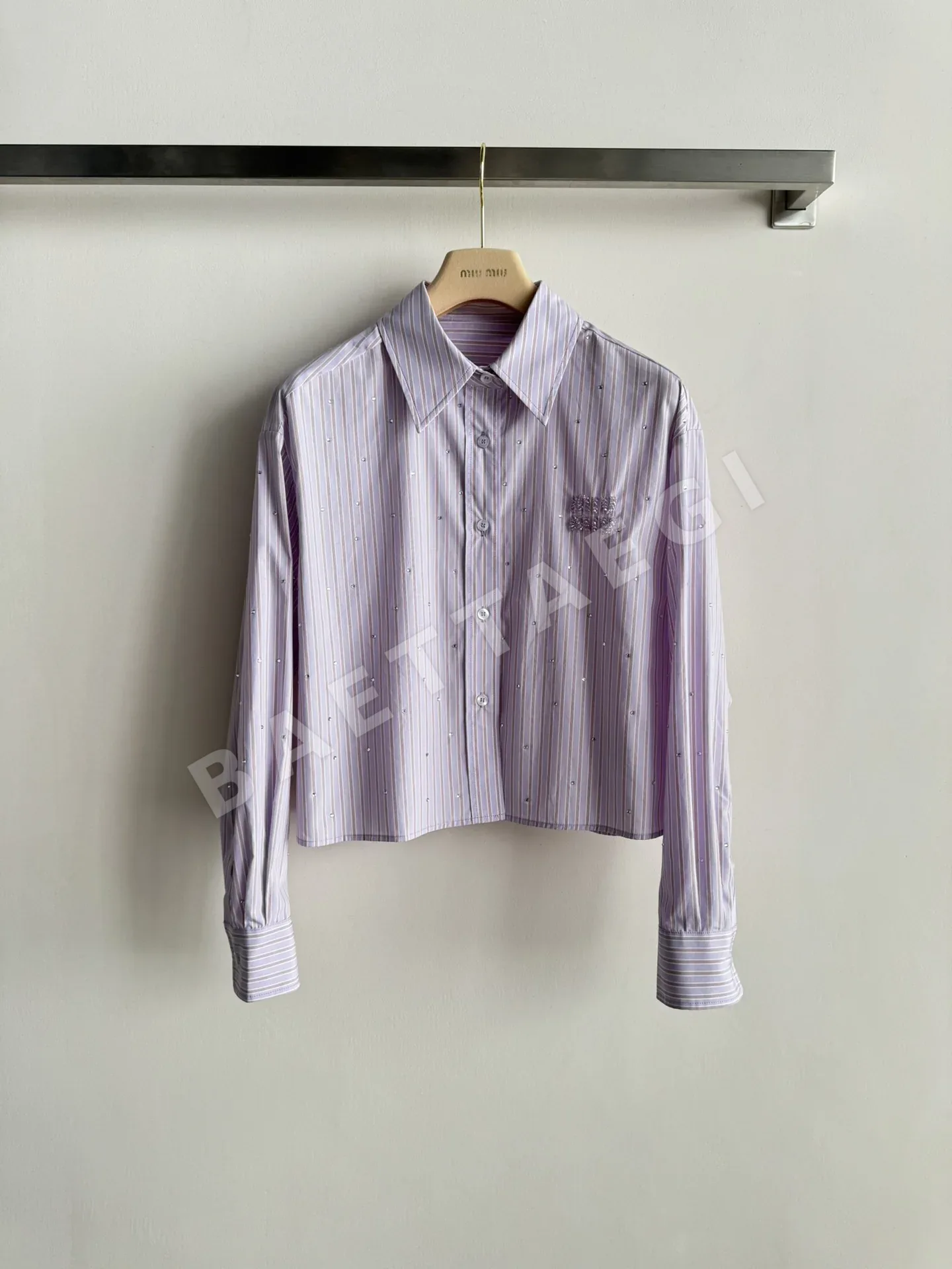 미우미우 라인스톤 레터 로고 스트라이프 셔츠 97457