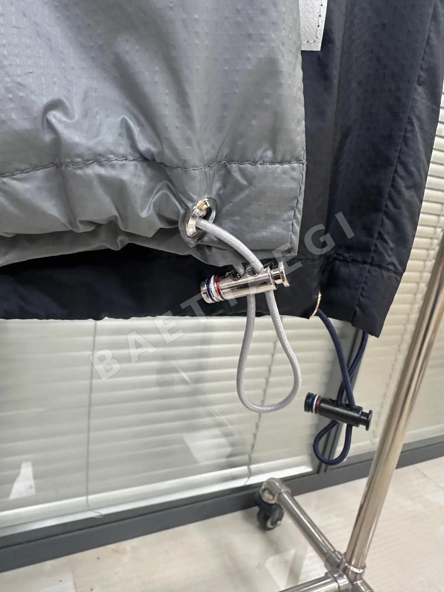 톰브라운 체크 나일론 남성 바지 상세 이미지 8
