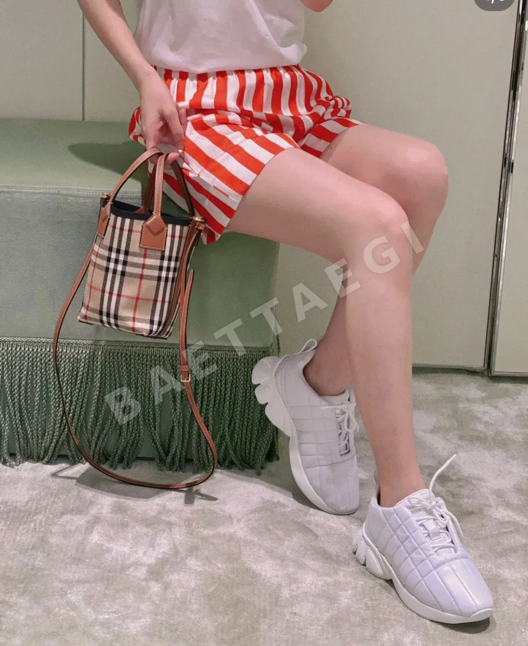 버버리 레트로 미니 버킷 가방 상세 이미지 13