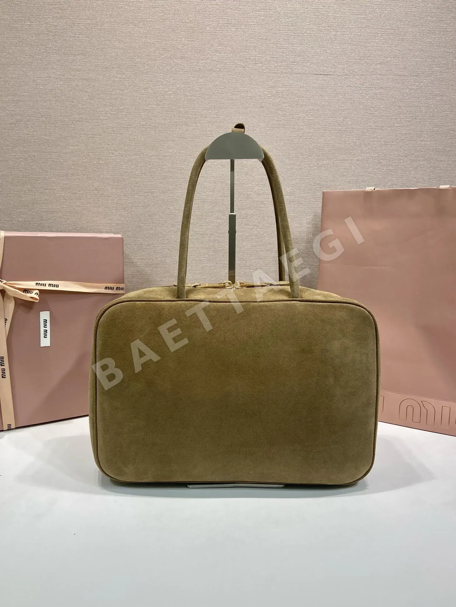 미우미우 스웨이드 라지 볼링백 5BB117 상세 이미지 4