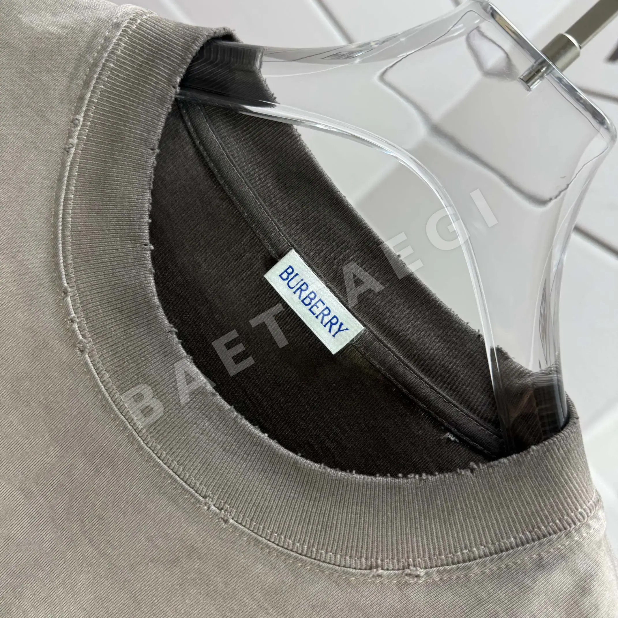 버버리 워시드 데미지 가공 크루넥 반팔 티셔츠 상세 이미지 5