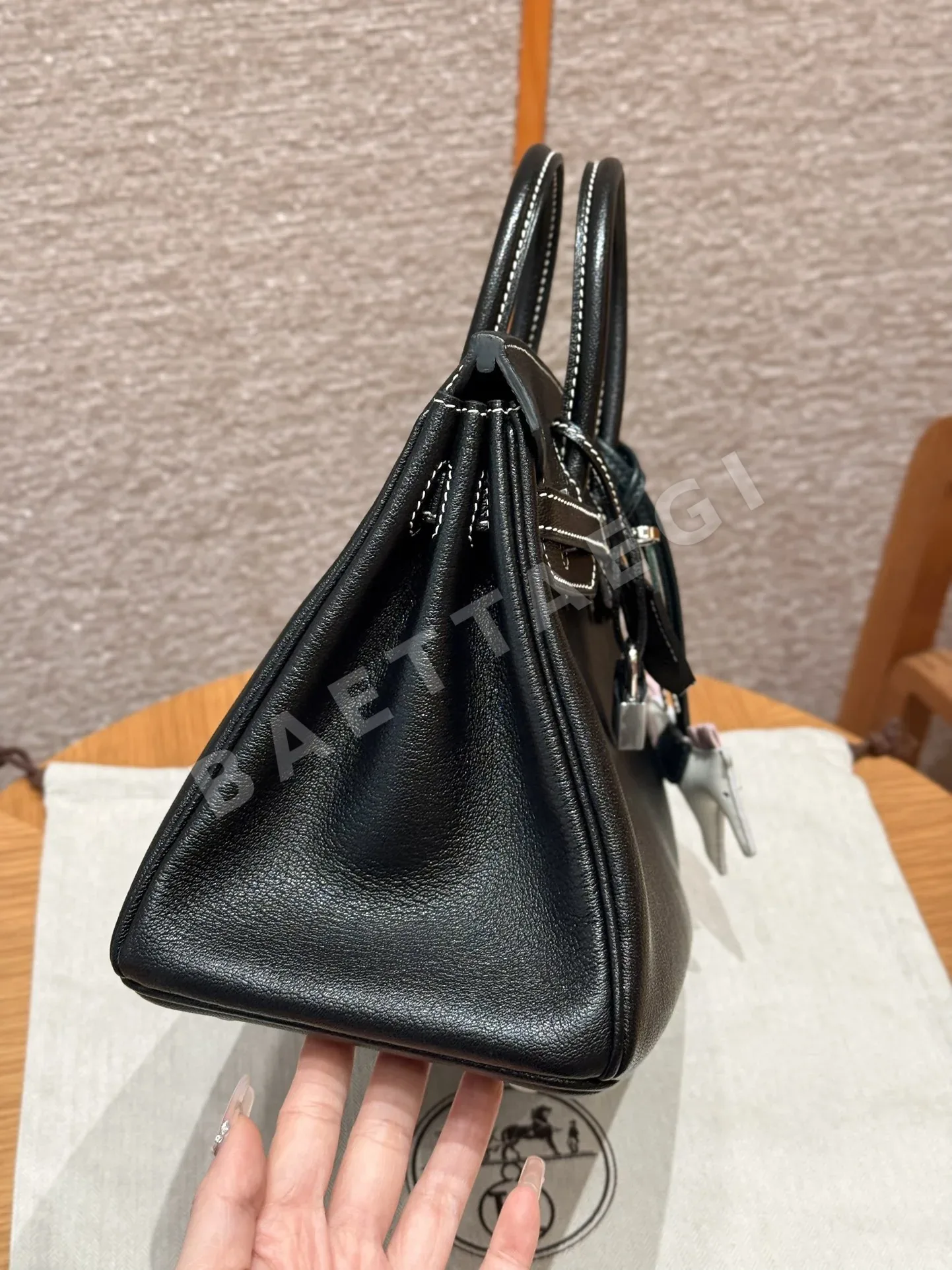 에르메스 버킨 25 블랙 염소가죽 가방 상세 이미지 4