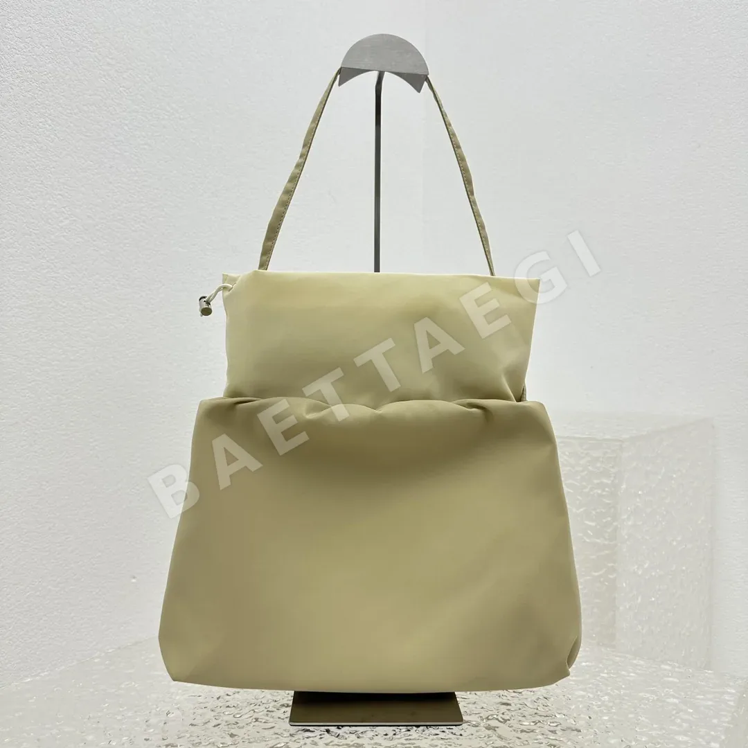 더로우 나일론 클라우드 드로스트링 숄더백 상세 이미지 4