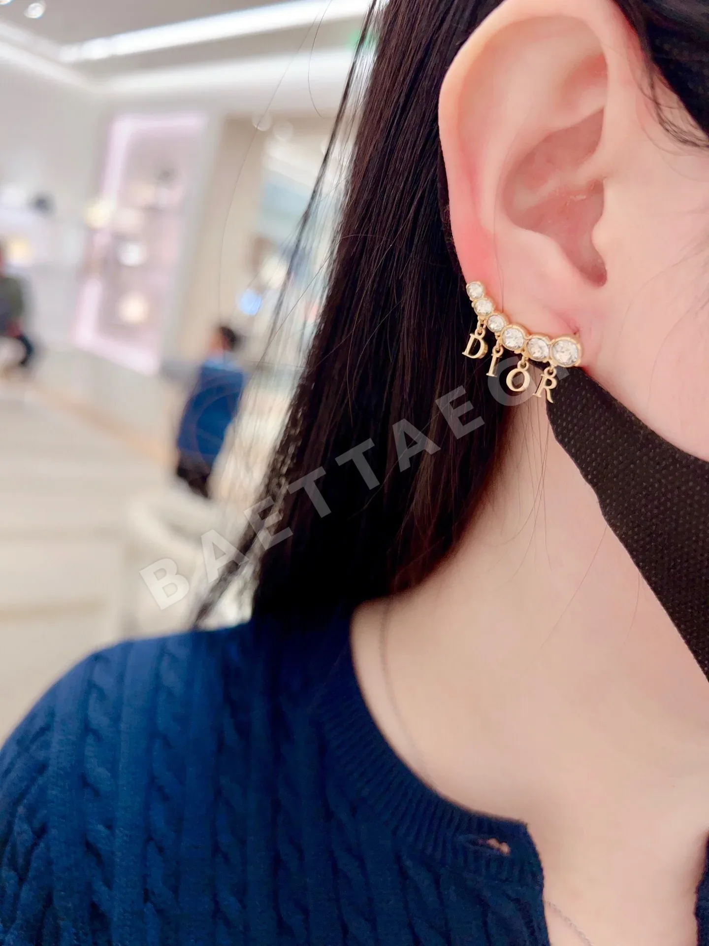 디올 라인스톤 알파벳 귀걸이 상세 이미지 4