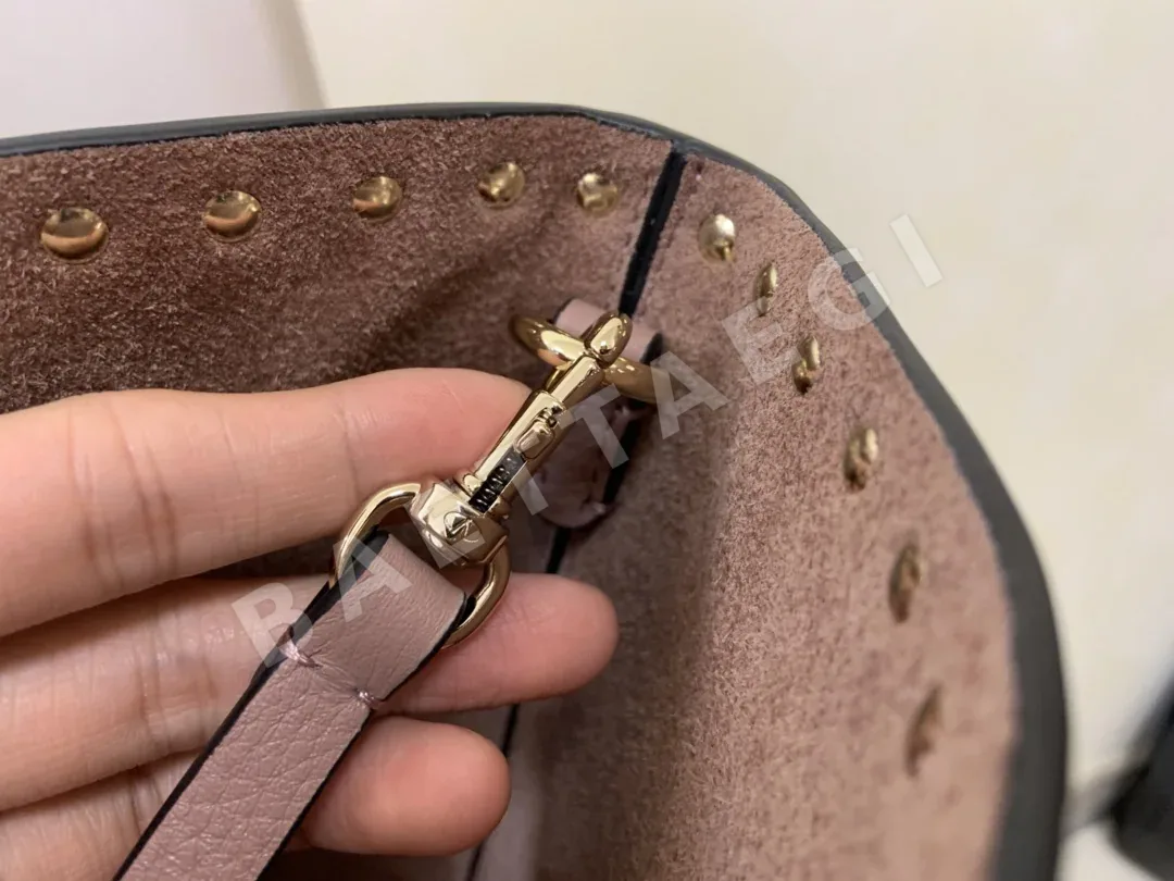 발렌티노 가라바니 락스터드 카프스킨 토트백 상세 이미지 6