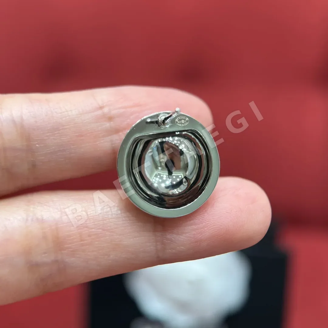 샤넬 메탈 반구형 더블 C 로고 스터드 귀걸이 상세 이미지 8
