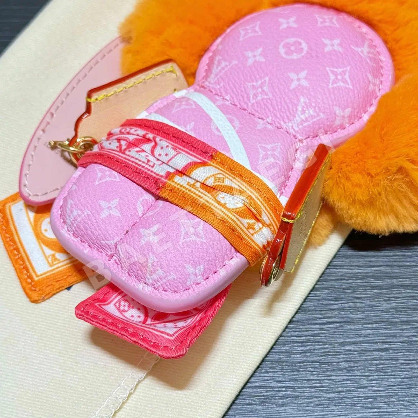 루이비통 비비엔 태양꽃 모티브 가죽 키링 상세 이미지 10