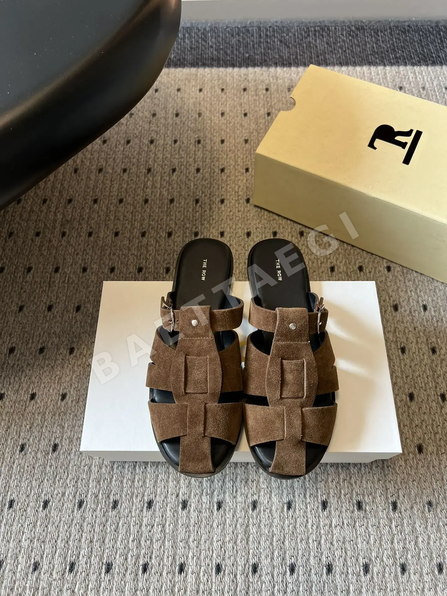 더로우 레트로 꼬임 스웨이드 로마 샌달 95972