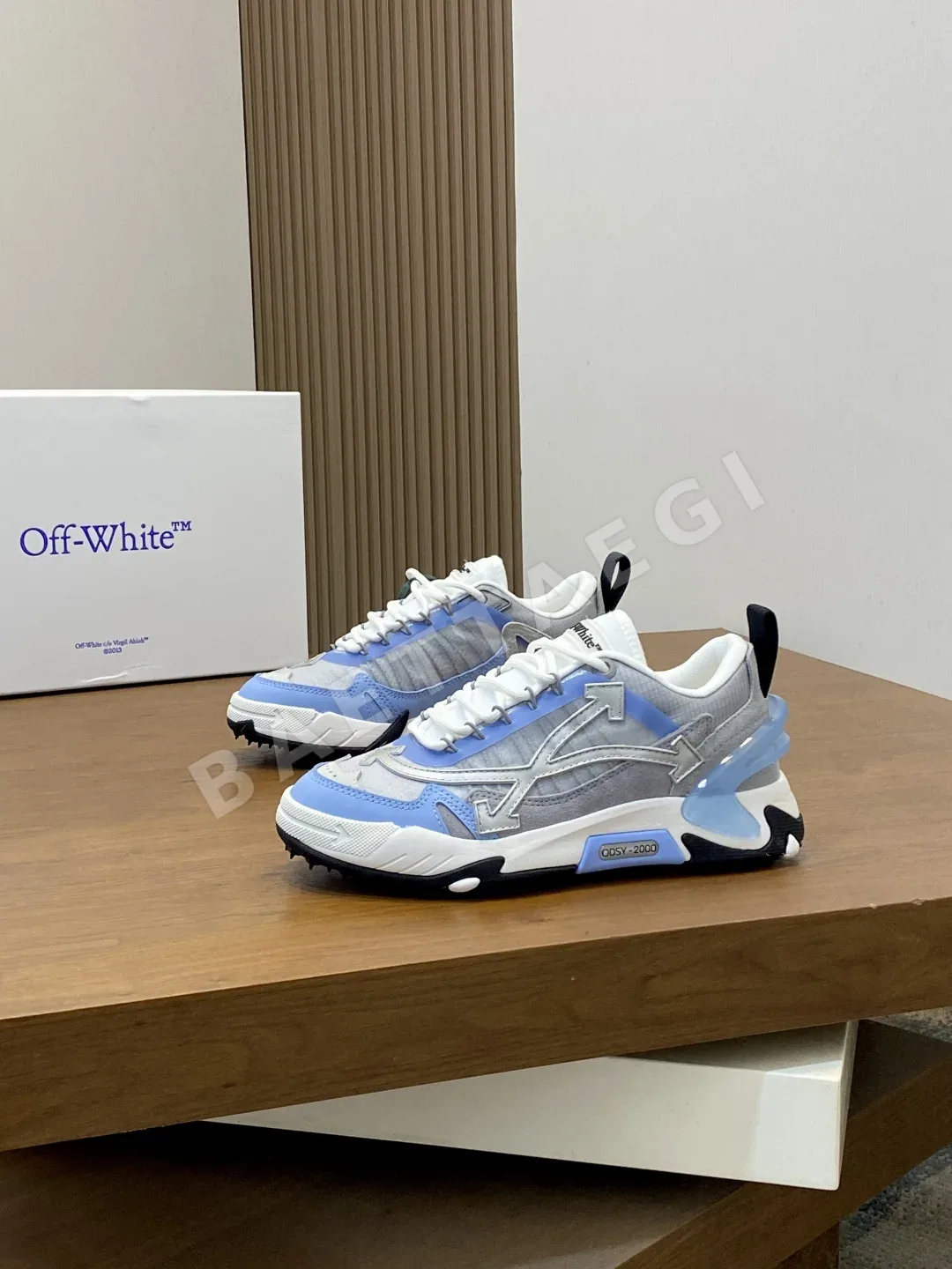 오프화이트 하이킹 및 캐주얼 신발 상세 이미지 3