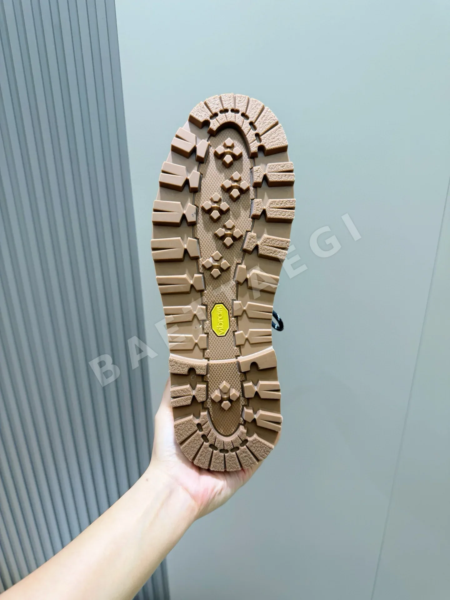 몽클레르 부츠 남성 가죽 하이컷 마틴 상세 이미지 9
