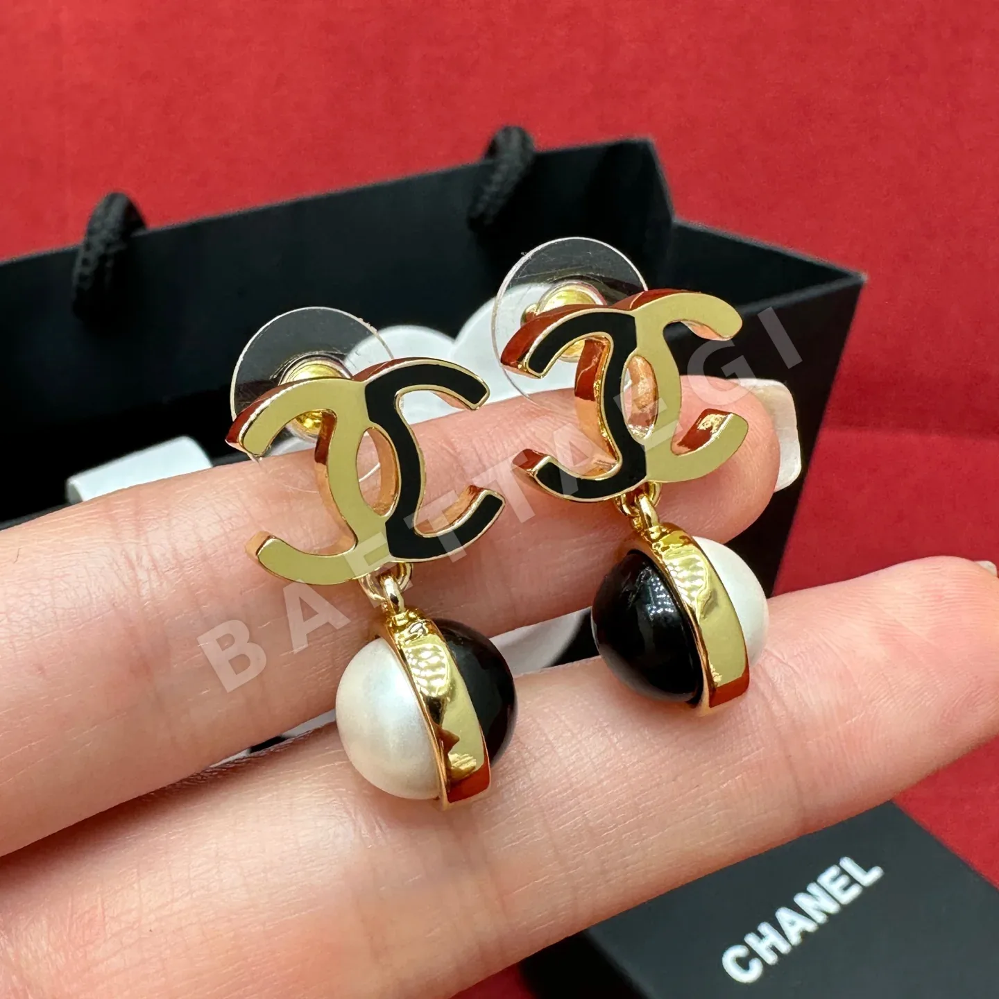 샤넬 블랙&화이트 볼 더블 C 귀걸이 178670