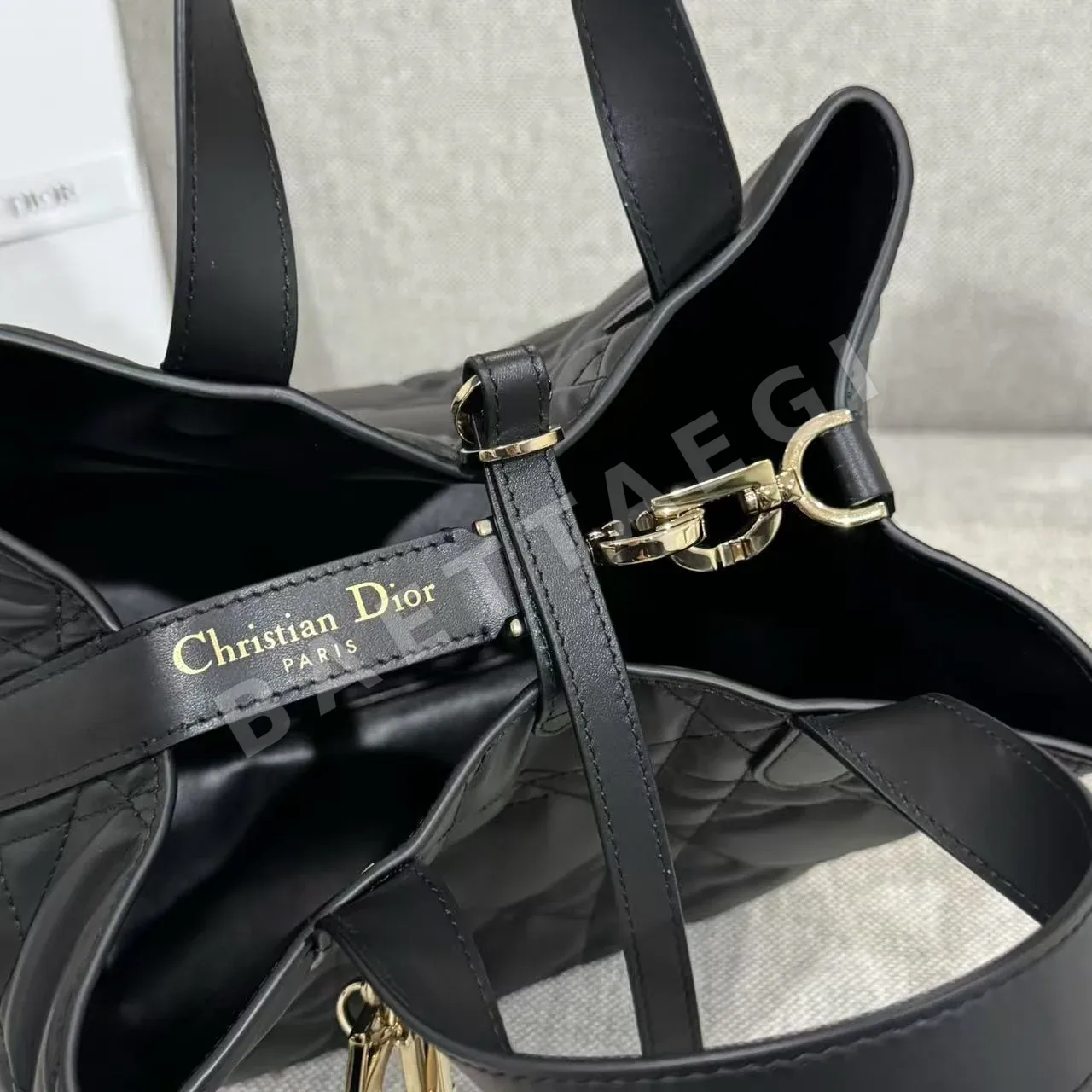 디올 다이아몬드 패턴 송아지가죽 숄더백 상세 이미지 6