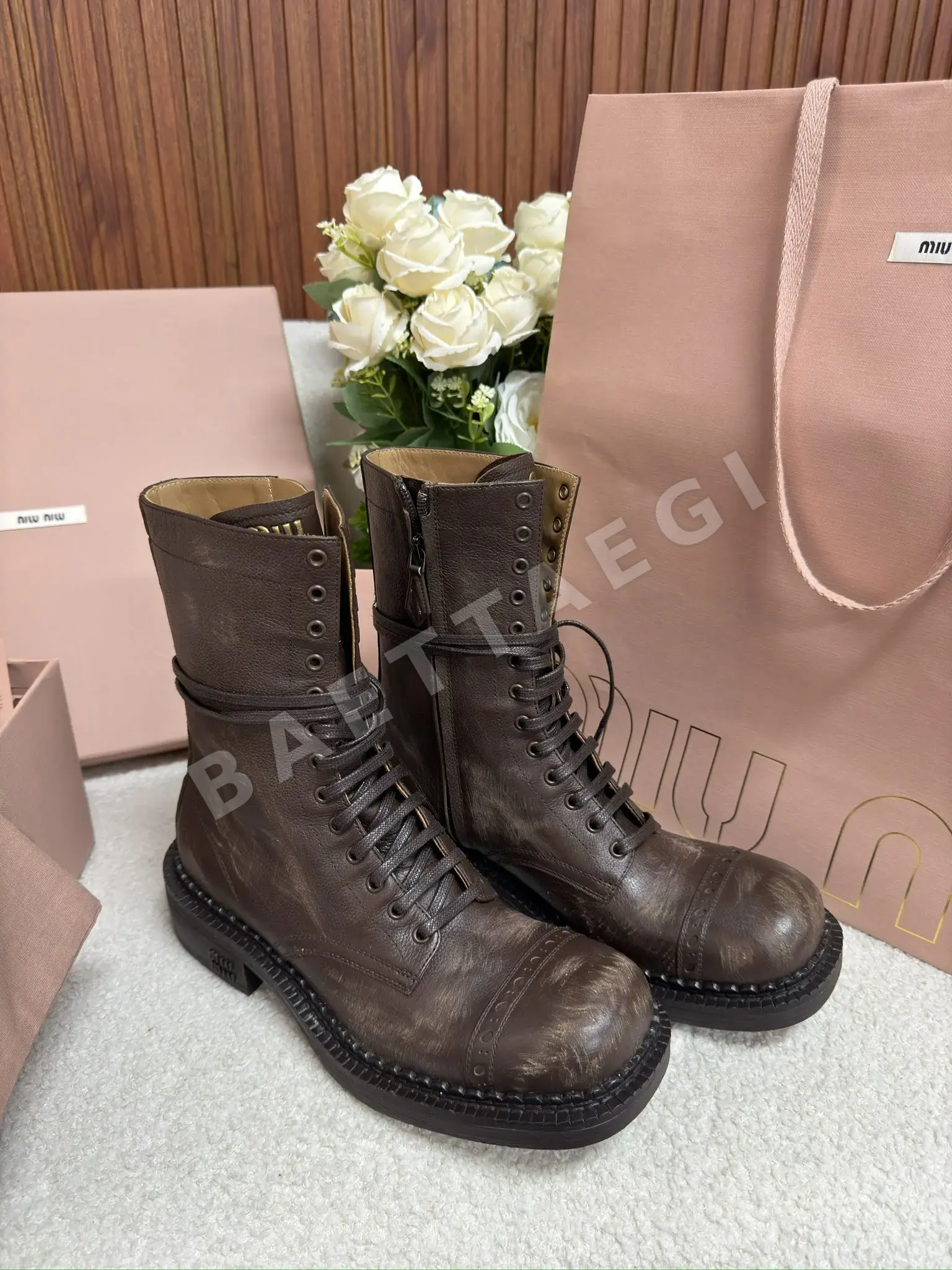 미우미우 레이스업 소가죽 앵클 부츠 93860