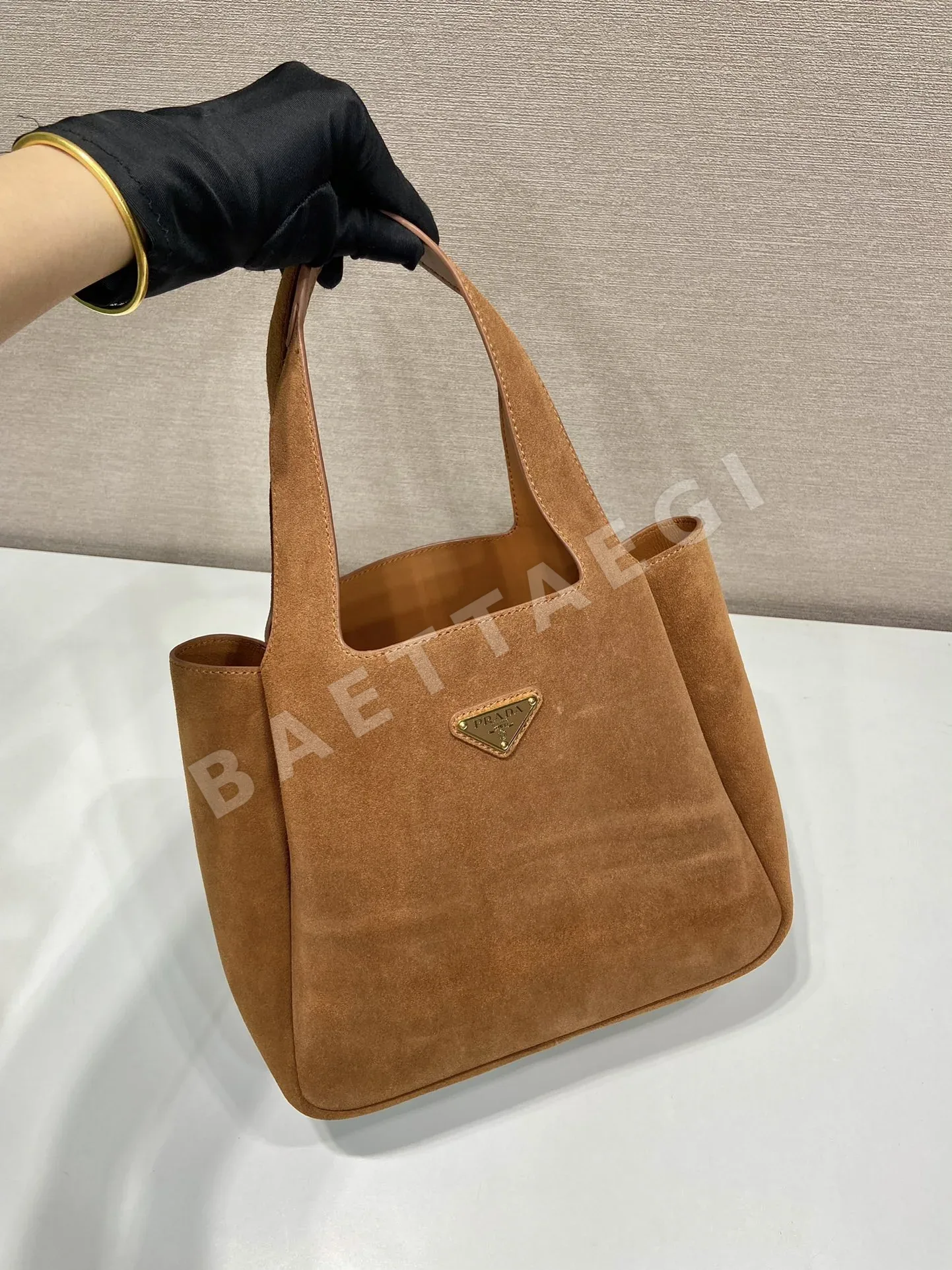 프라다 스웨이드 라지 버킷백 1BG335 상세 이미지 2
