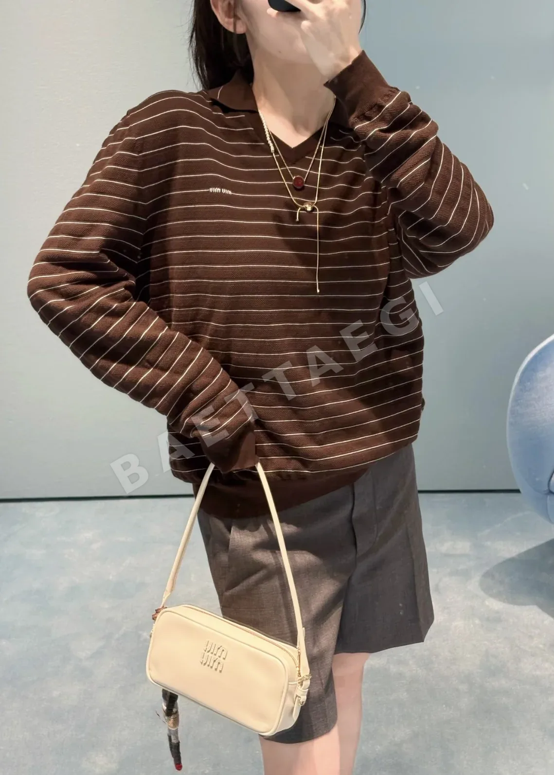 미우미우 코튼 V넥 스트라이프 긴팔 티셔츠 상세 이미지 8