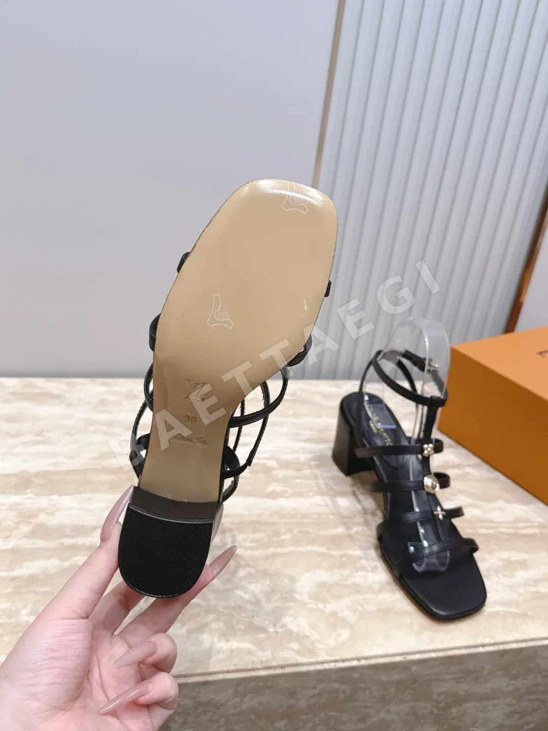 루이비통 메탈 버클 청키힐 샌들 상세 이미지 9