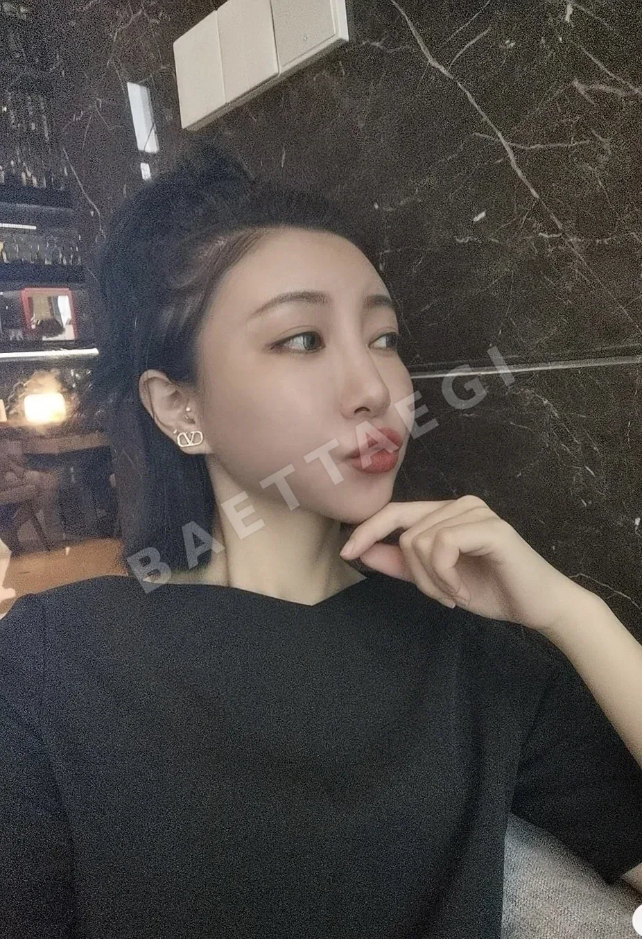 발렌티노 아이코닉 로고 귀걸이 상세 이미지 2