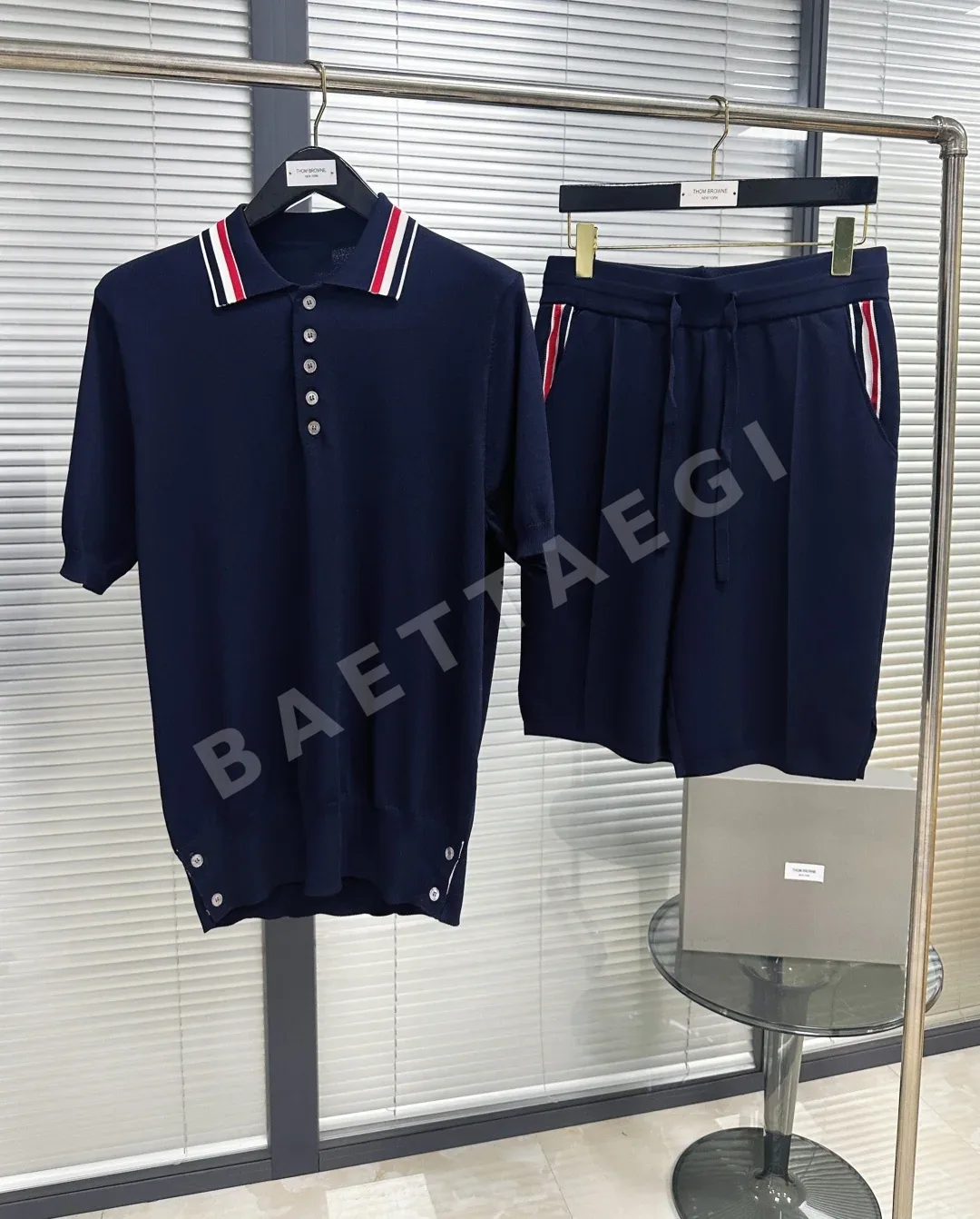 톰브라운 트리콜로르 아이스 실크 니트 반팔 폴로셔츠 상세 이미지 2
