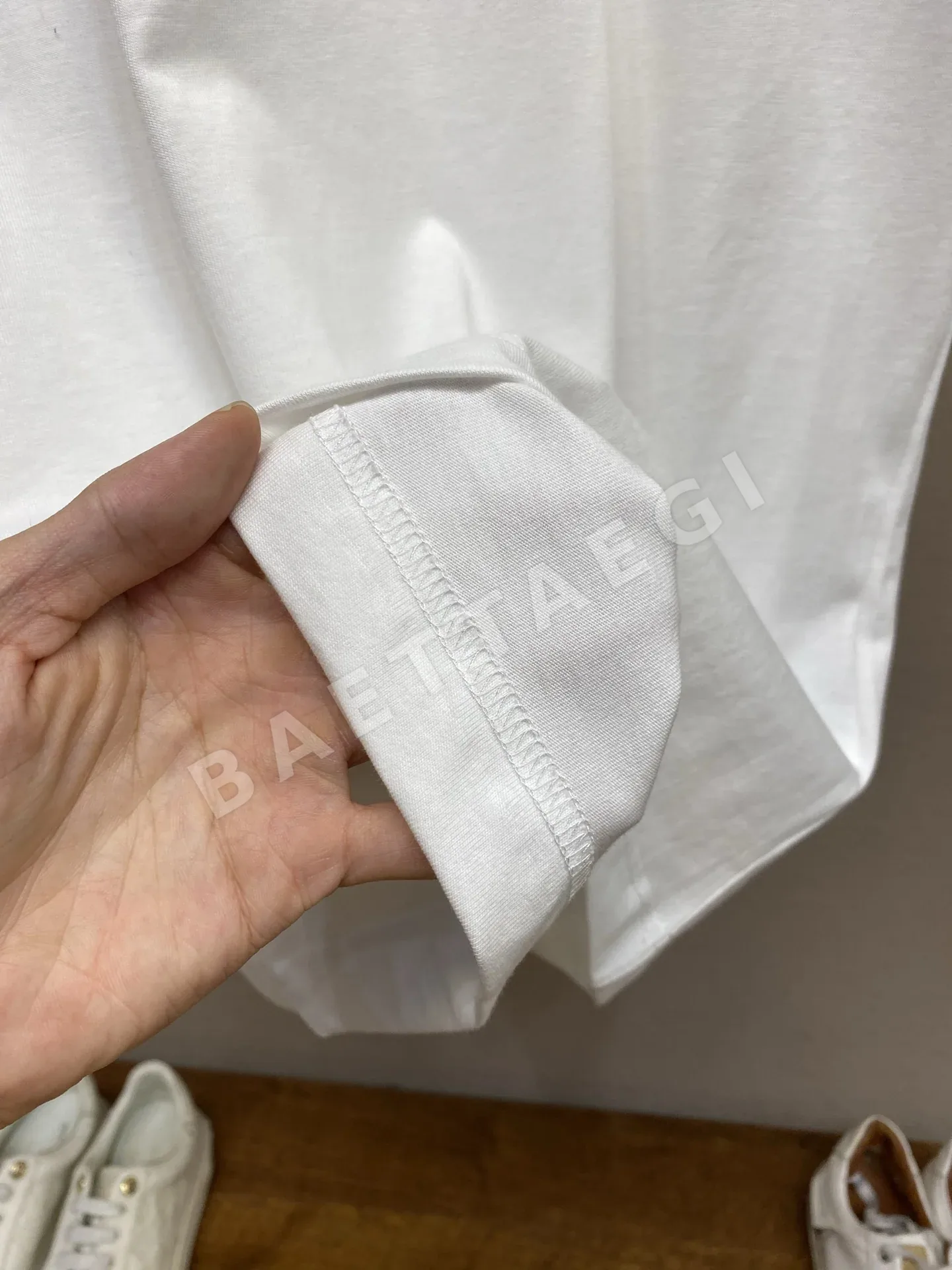 버버리 필기체 로고 자수 크루넥 남성 반팔 티셔츠 상세 이미지 7