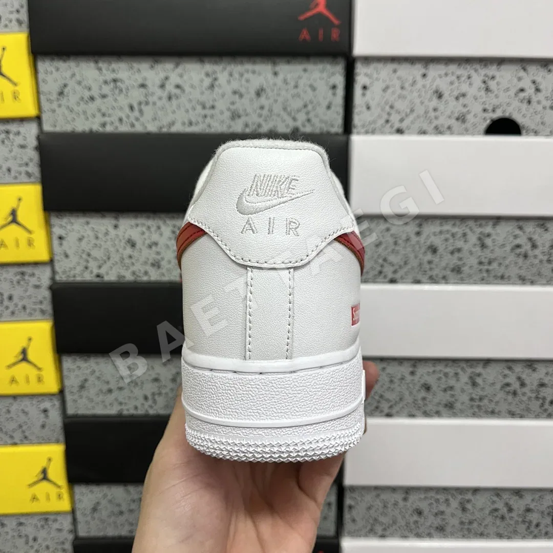나이키 [G] 에어 포스 1 로우 화이트 레드 CU9225-101 201037 Nike Air Force 1 Low Supreme 상세 이미지 4