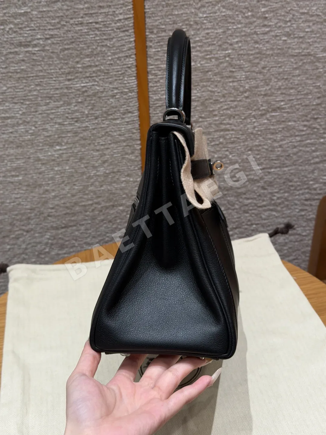 에르메스 켈리 32 블랙 스위프트 가죽 가방 상세 이미지 3