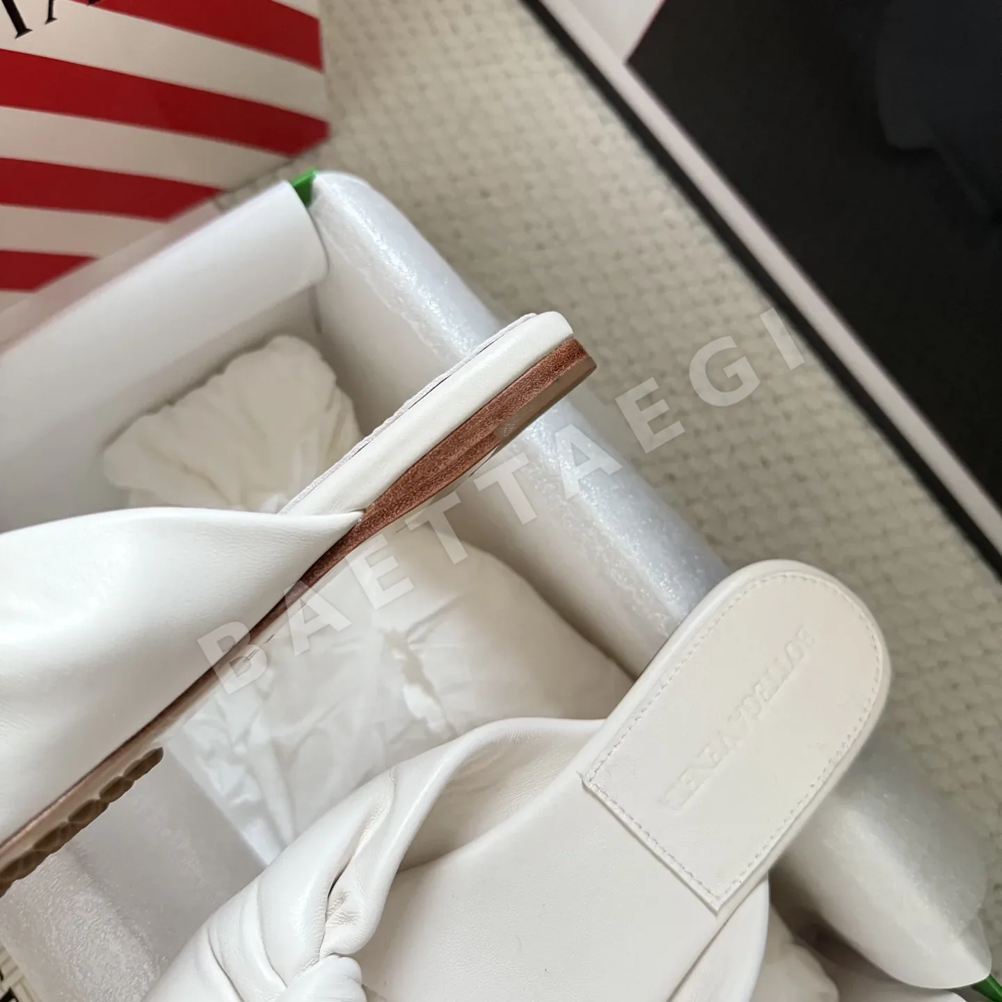 보테가베네타 체리 컬렉션 노트 뮬 상세 이미지 5