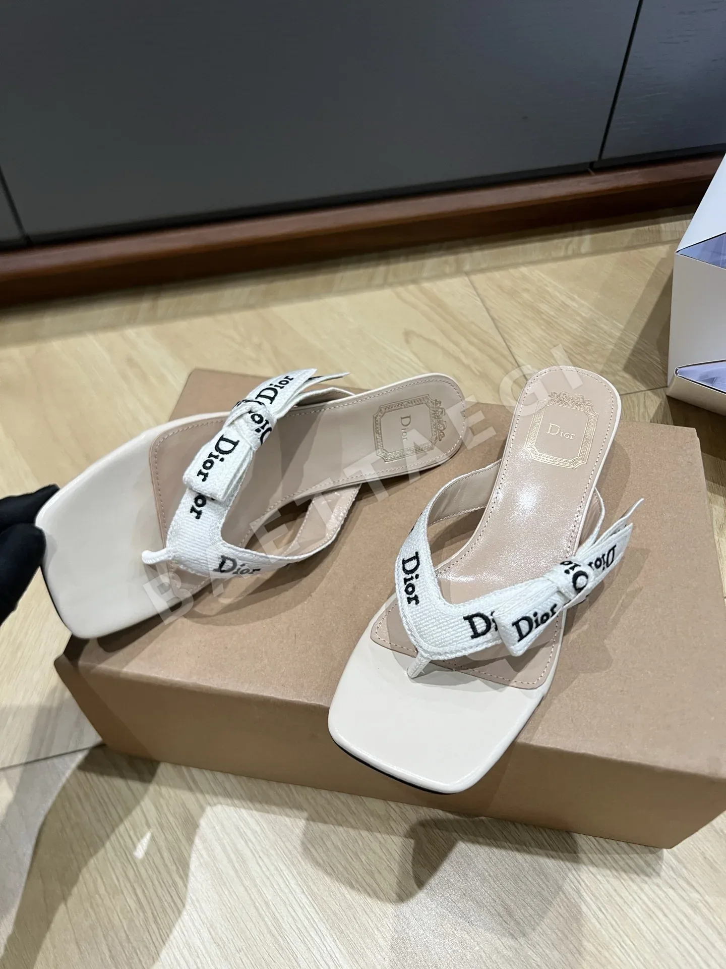 디올 J'A 웨빙 램스킨 샌들 상세 이미지 4