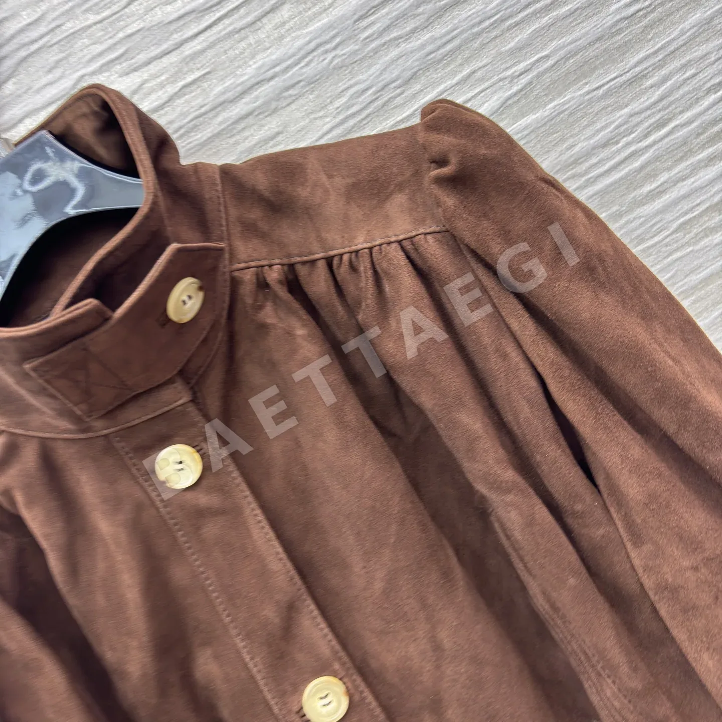끌로에 레트로 스웨이드 크롭 퍼프 자켓 상세 이미지 4