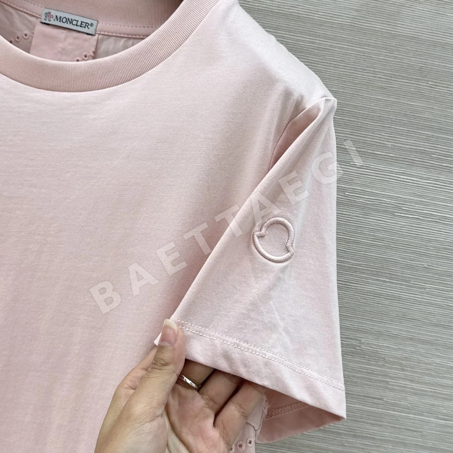 몽클레르 여성 자수 로고 반팔 티셔츠 상세 이미지 4