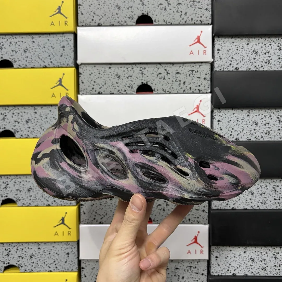 아디다스 [LW] 이지 폼 RNR MX IG9562 200639 Adidas Yeezy Foam RNR MX Carbon 상세 이미지 3
