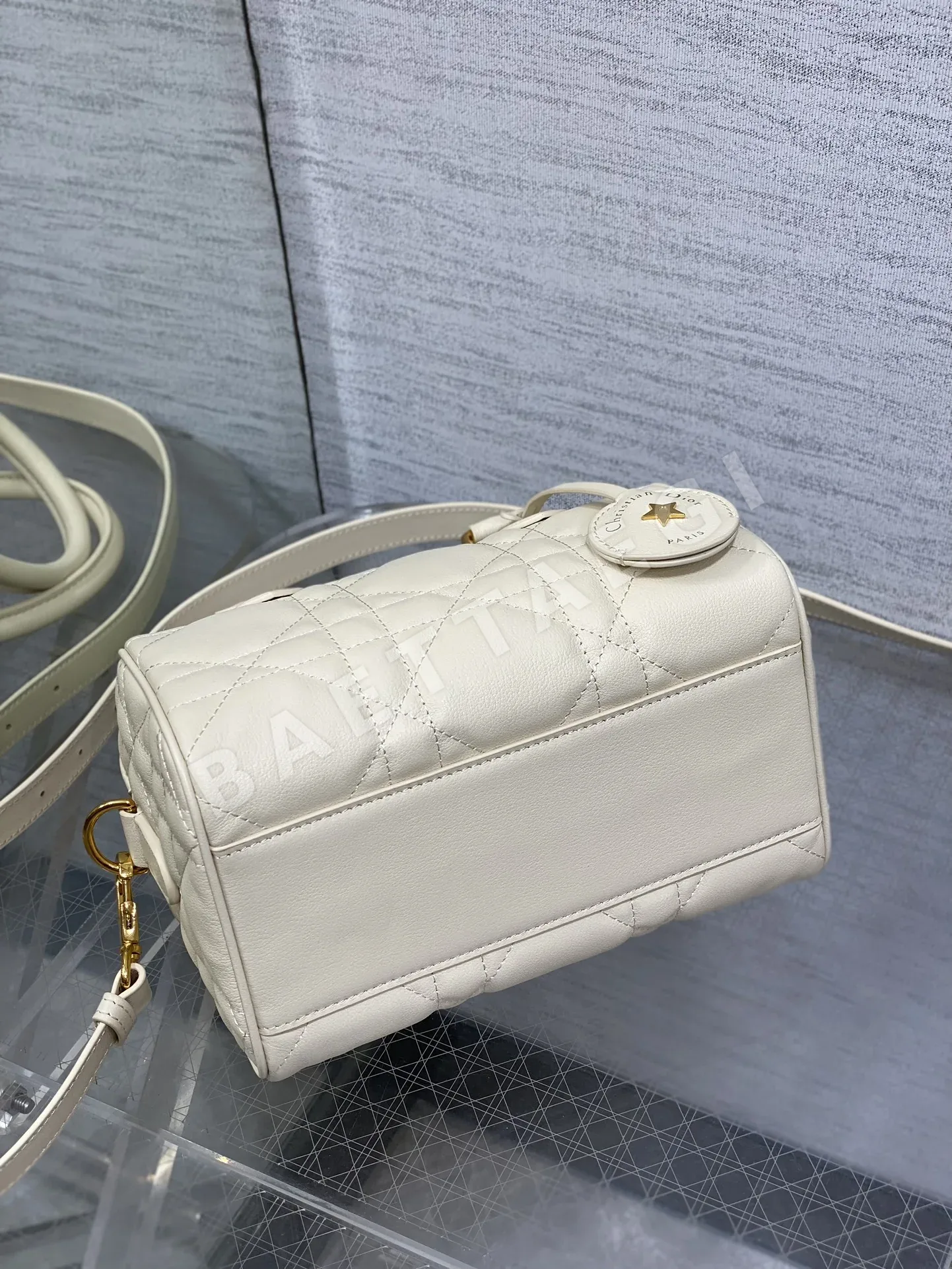 디올 그루브 20 필로우 퀼팅 가죽 가방 상세 이미지 7
