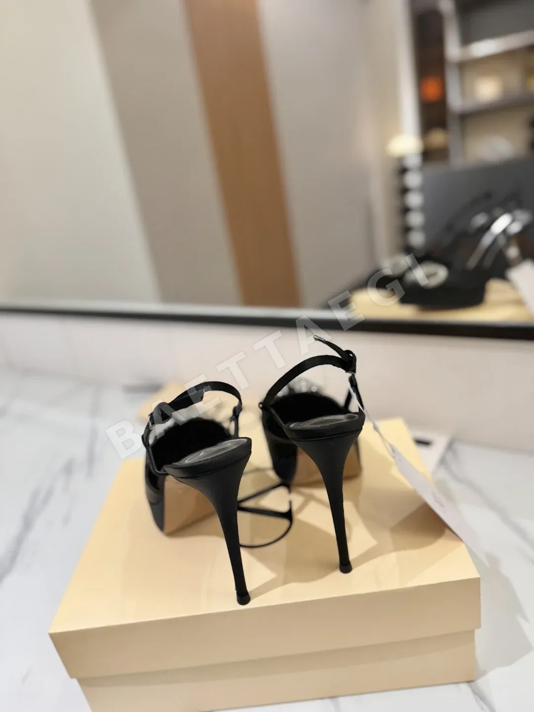발렌티노 V 로고 버클 하이힐 샌들 상세 이미지 8