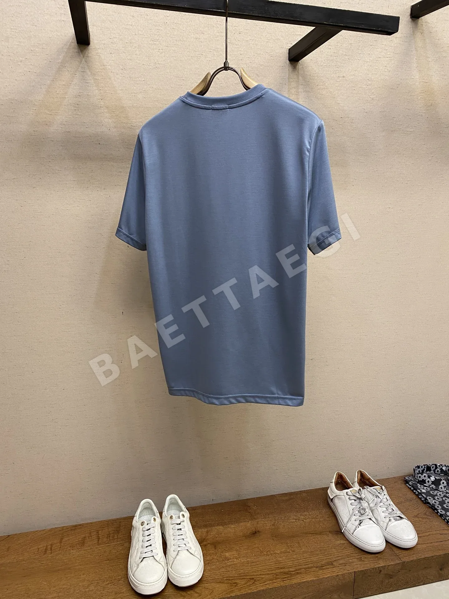 생로랑 남성 더스티 블루 자수 반팔 티셔츠 상세 이미지 2